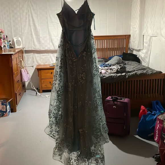 Grad dress for sale and it’s on a good condition adjustable in the back - Picture 2 of 3